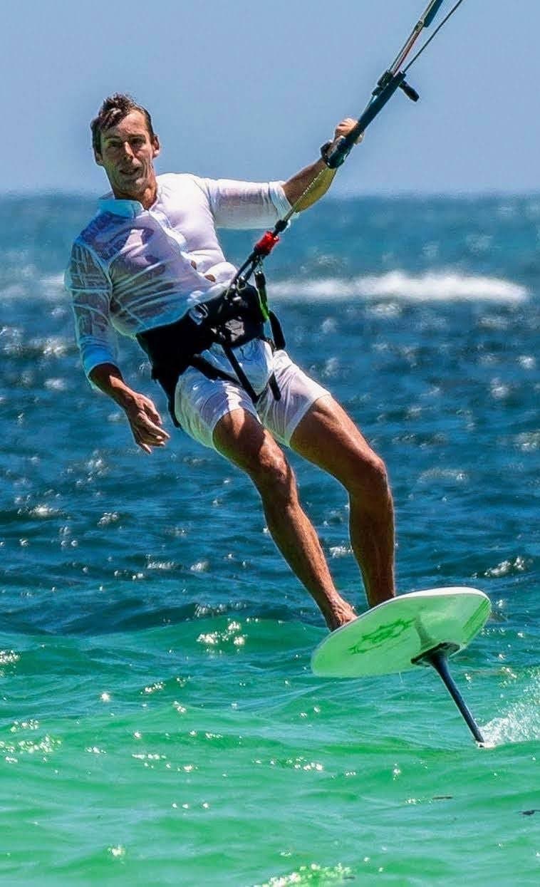 Dr. Dirk Padberg beim Kitesurfen an seinem Hochzeitstag in Kenia